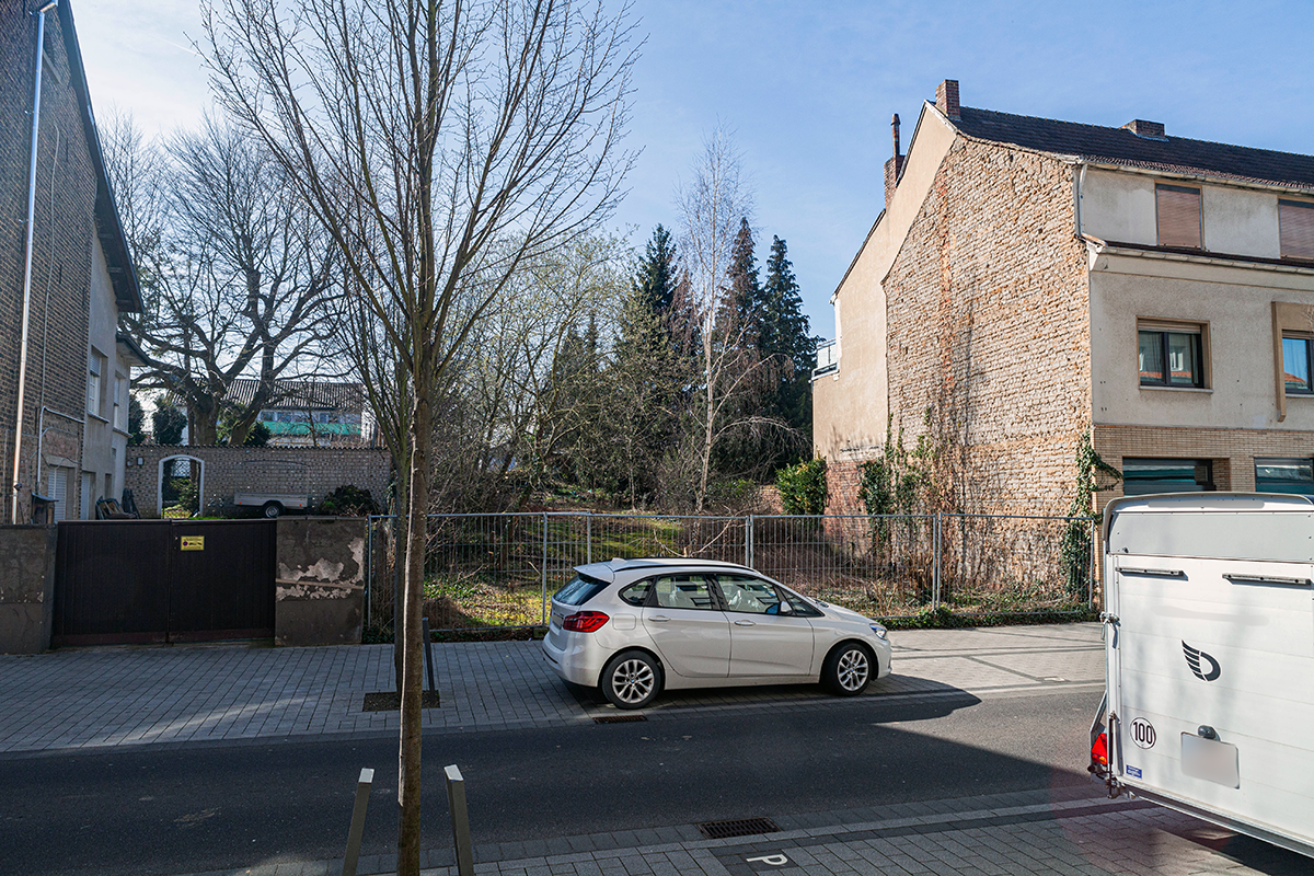 Unbebaute, baureifes Grundstück auf der Hauptstraße.